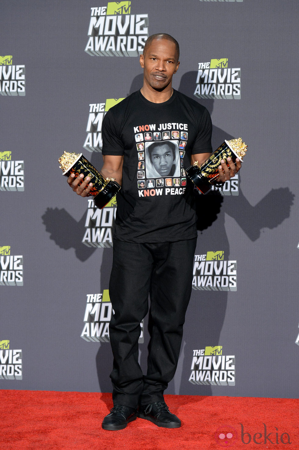 Jamie Foxx posa con su premio de los MTV Movie Awards 2013