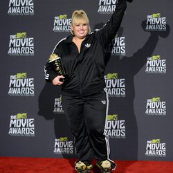 Rebel Wilson posa con sus premios de los MTV Movie Awards 2013