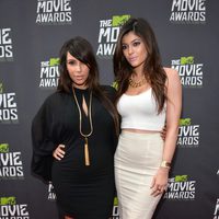 Kim Kardashian y Kylie Jenner en la alfombra roja de los MTV Movie Awards 2013