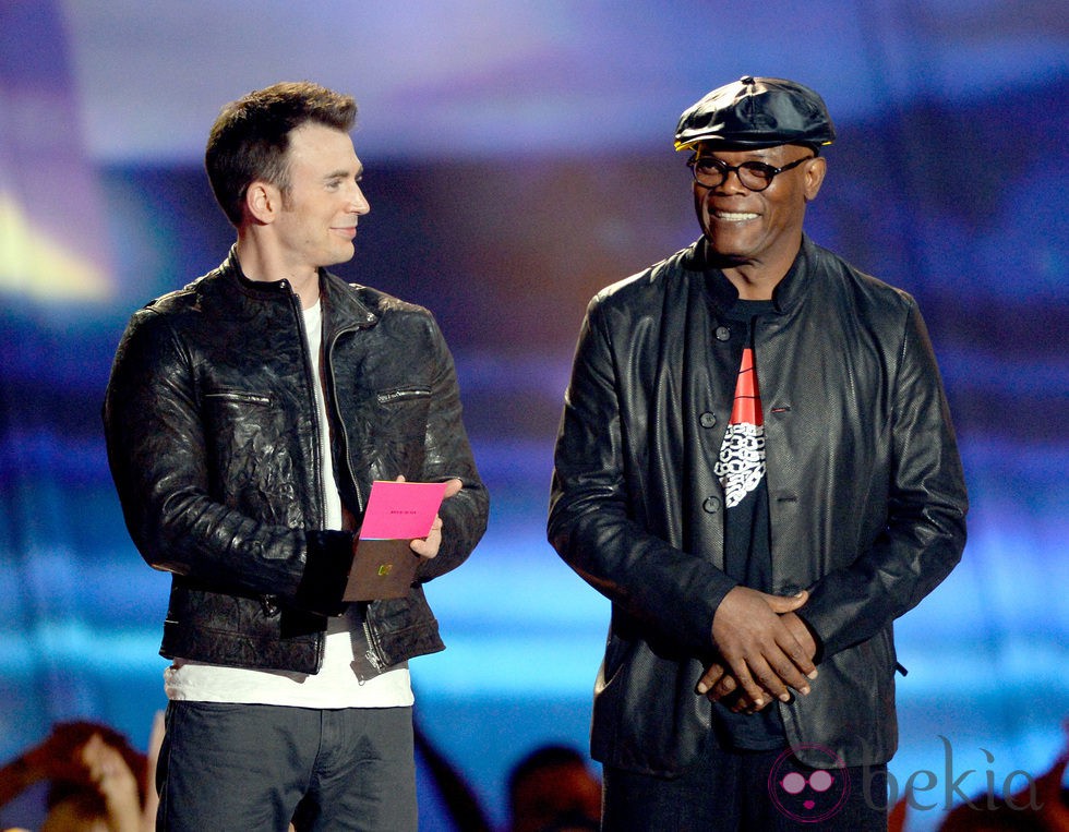 Chris Evans y Samuel L. Jackson en la gala de los MTV Movie Awards 2013