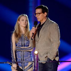 Amanda Seyfried y Steve Carell en la gala de los MTV Movie Awards 2013