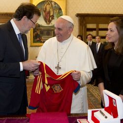 Mariano Rajoy regala una camiseta de 'La Roja' al Papa Francisco