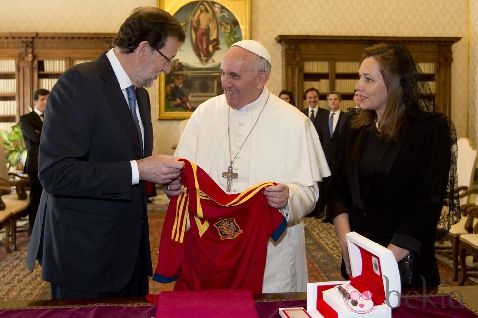 Mariano Rajoy regala una camiseta de 'La Roja' al Papa Francisco