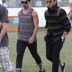Joe y Nick Jonas en el Festival de Coachella 2013