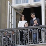 Federico y Mary de Dinamarca con sus hijos en el 73 cumpleaños de la Reina Margarita