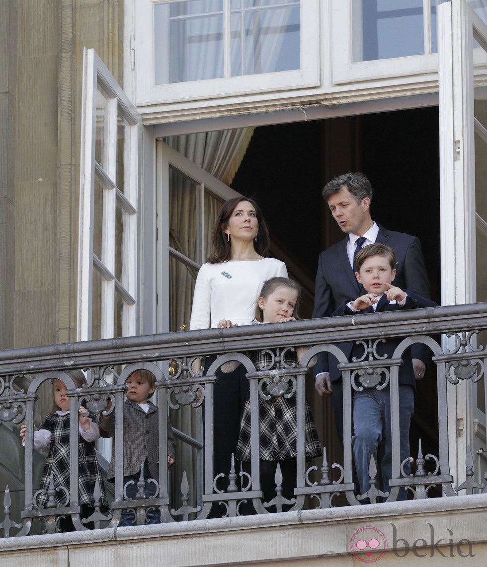 Federico y Mary de Dinamarca con sus hijos en el 73 cumpleaños de la Reina Margarita