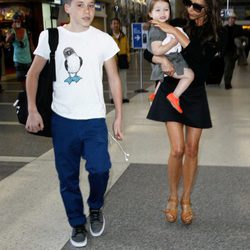 Victoria Beckham en el aeropuerto de Los Ángeles con Harper Seven y Brooklyn