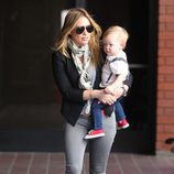 Hilary Duff con su hijo Luca Comrie cogido en brazos