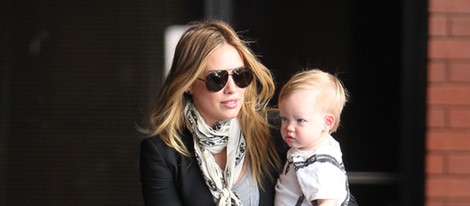 Hilary Duff con su hijo Luca Comrie cogido en brazos