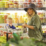 Hilary Duff con su hijo Luca Comrie en el supermercado
