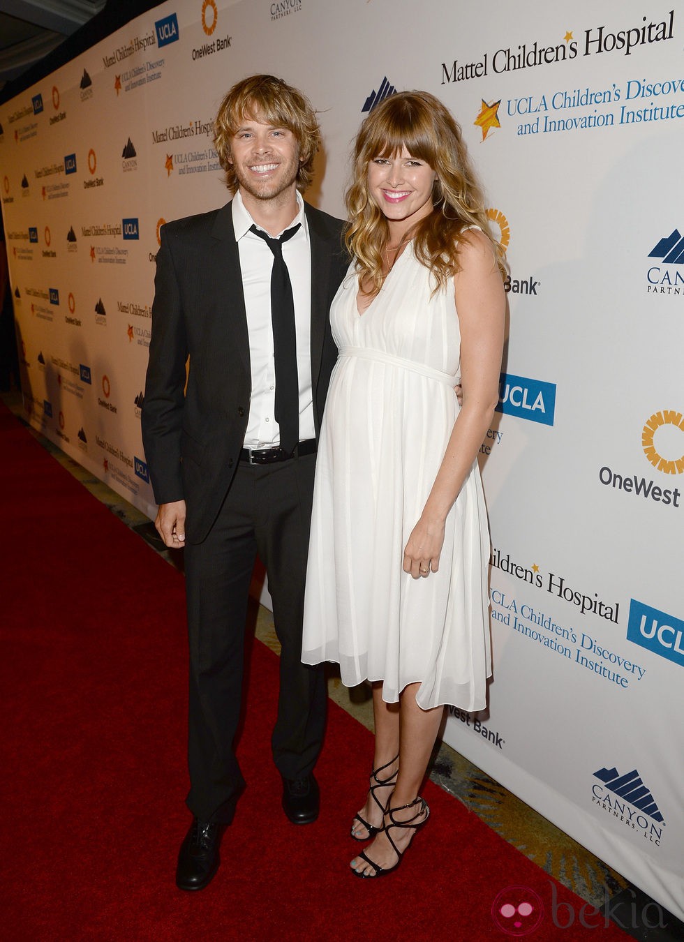 Eric Christian Olsen y Sarah Wright posando