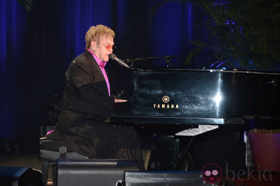 Elton John en una fiesta solidaria contra el cáncer de mama en Nueva York