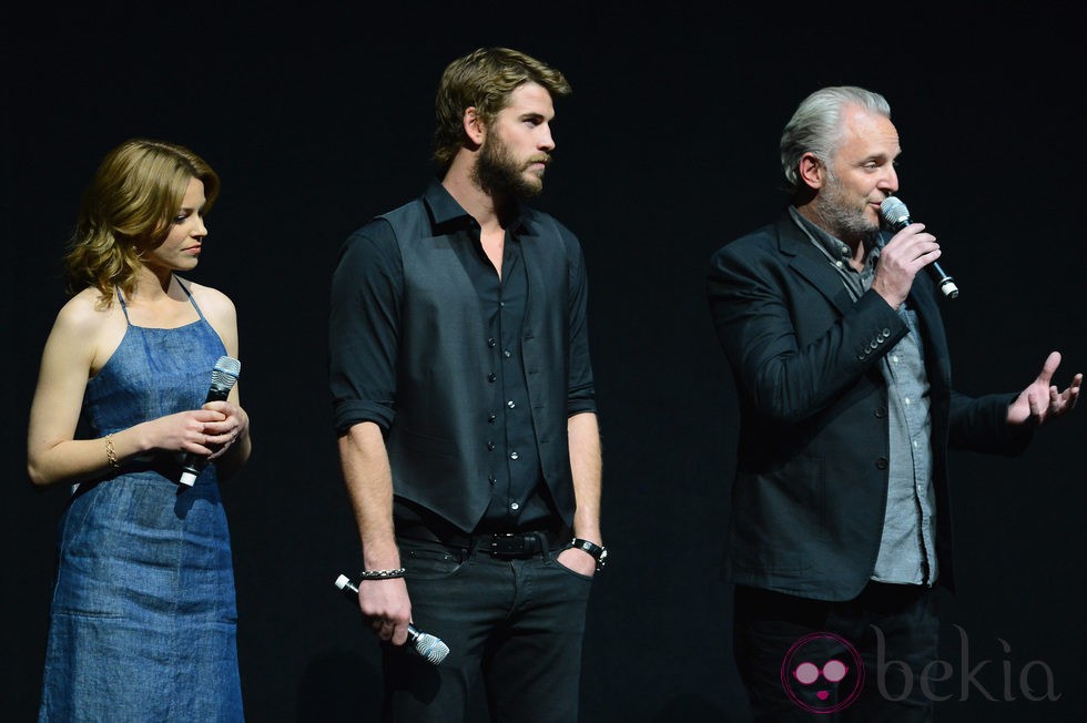Elizabeth Banks, Liam Hemsworth y Francis Lawrence presentan 'Los Juegos del Hambre: En llamas' en la CinemaCon 2013