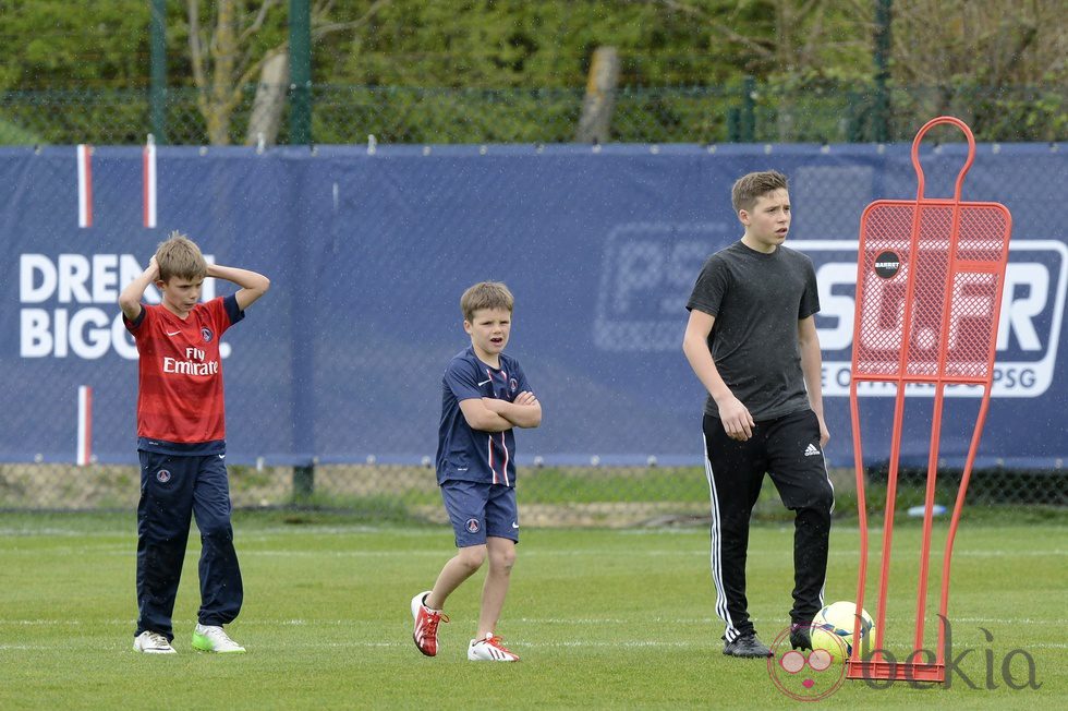 Brooklyn, Romeo y Cruz Beckham en un entrenamiento del Paris Saint Germain