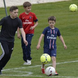 Brooklyn, Romeo y Cruz Beckham, unos auténticos futbolistas entrenando con el PSG