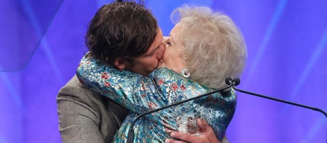 Alex Pettyfer y Betty White besándose en los Glaad Media Awards 2013