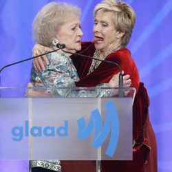 Betty White a punto de besarse con Cloris Leachman en los Glaad Media Awards 2013