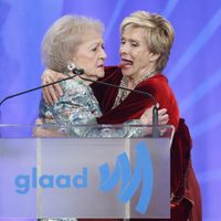 Betty White a punto de besarse con Cloris Leachman en los Glaad Media Awards 2013