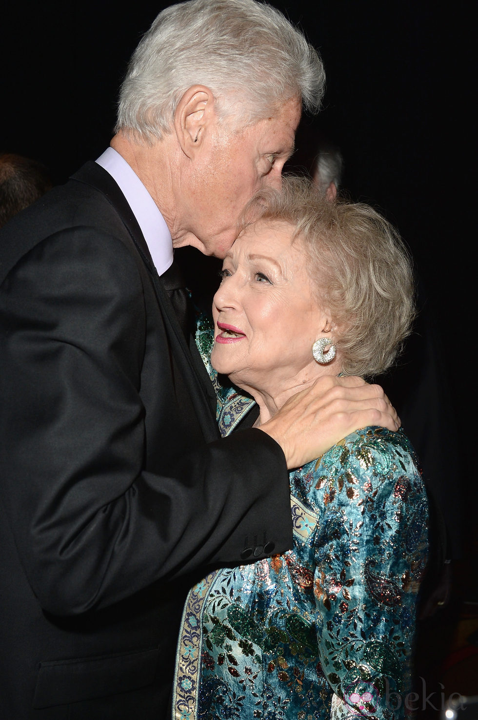 Bill Clinton besa a Betty White en los Glaad Media Awards 2013