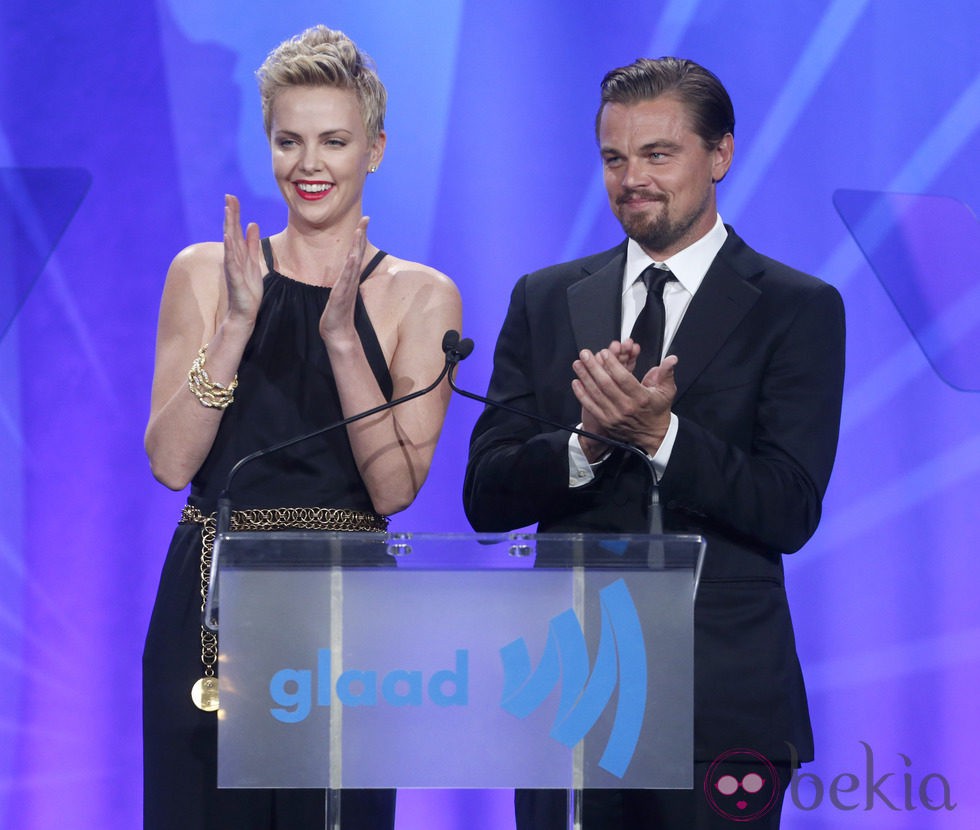 Charlize Theron y Leonardo DiCaprio en los Glaad Media Awards 2013