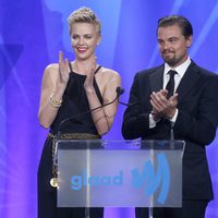 Charlize Theron y Leonardo DiCaprio en los Glaad Media Awards 2013