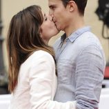 Álex González y Adriana Ugarte besándose en el Festival de Málaga 2013