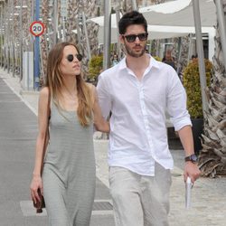 Ana Fernández y Santiago Trancho paseando abrazados por Málaga
