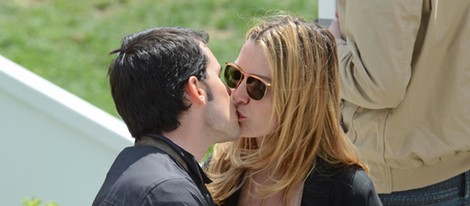 Marta Ortega y Sergio Álvarez besándose en un campeonato hípico tras ser padres