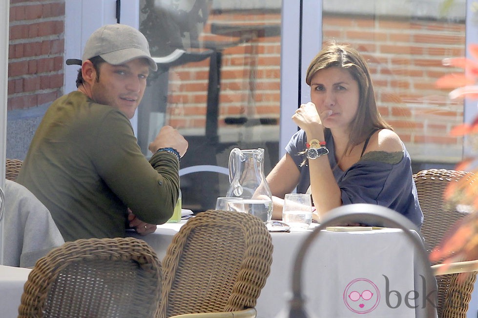 Manu Tenorio y Silvia Casas comiendo en un restaurante de Madrid