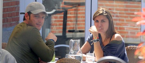 Manu Tenorio y Silvia Casas comiendo en un restaurante de Madrid