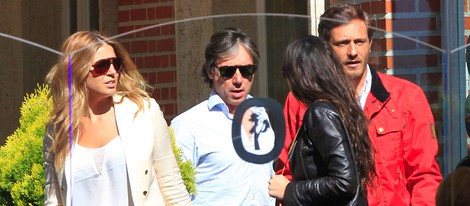 Israel Bayón y su novia Cristina Sainz con Juan Peña a la salida de un restaurante en Madrid