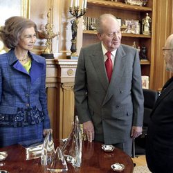 Los Reyes Juan Carlos y Sofía reciben al Premio Cervantes 2012 José Manuel Caballero Bonald