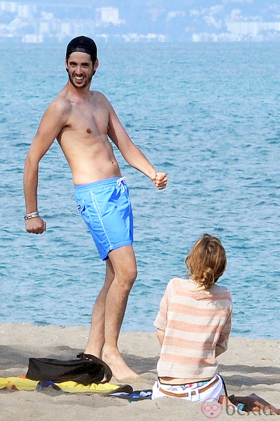 Santiago Trancho bromea junto a Ana Fernández en las playas de Málaga