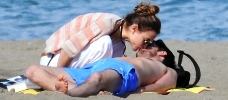 Ana Fernández besa a Santiago Trancho en las playas de Málaga