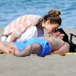Ana Fernández besa a Santiago Trancho en las playas de Málaga