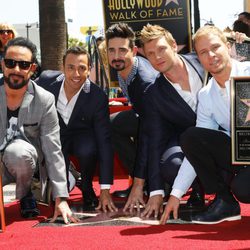 Los Backstreet Boys con su estrella 2.495 en el Paseo de la Fama de Hollywood