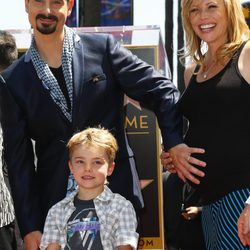 Kevin Richardson junto a su familia en el Paseo de la Fama de Hollywood