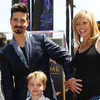 Kevin Richardson junto a su familia en el Paseo de la Fama de Hollywood