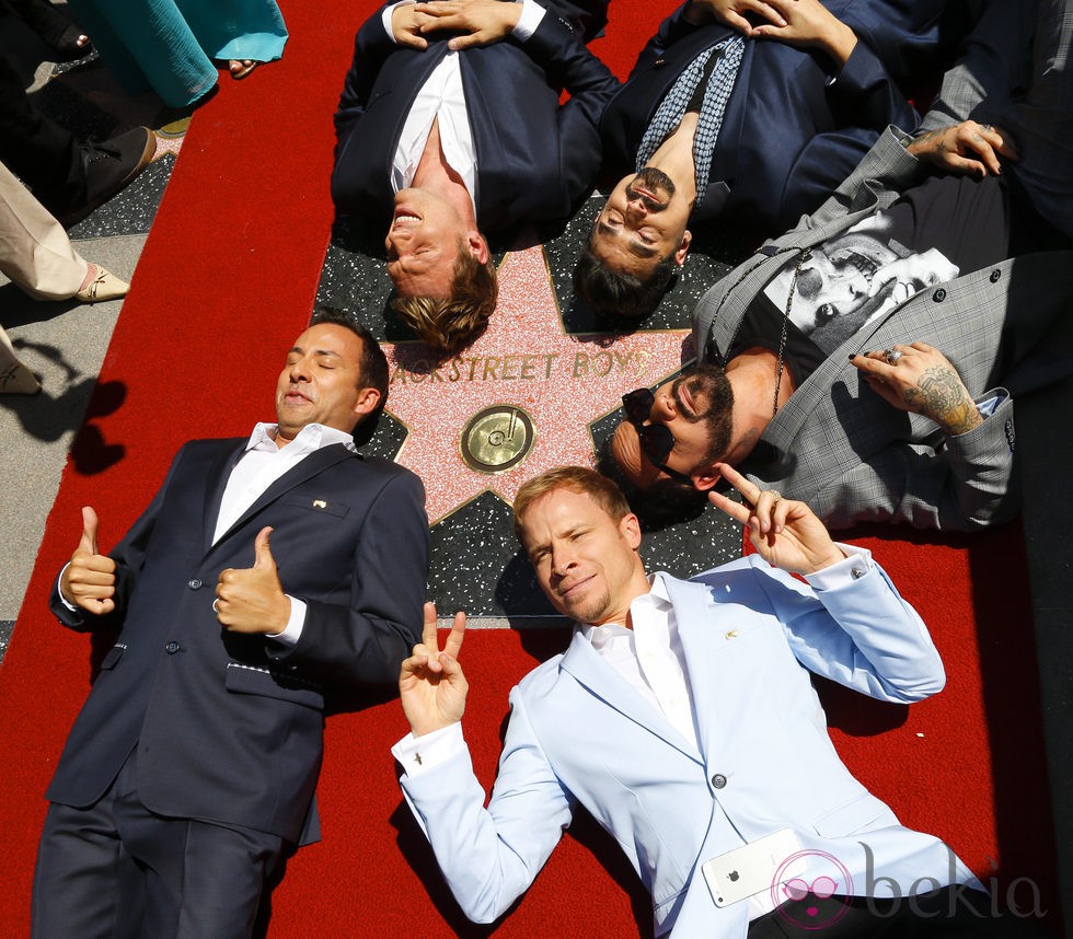 Los Backstreet Boys junto a su estrella del Paseo de la Fama de Hollywood