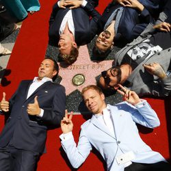Los Backstreet Boys junto a su estrella del Paseo de la Fama de Hollywood