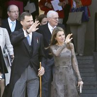 Los Príncipes de Asturias saludan al pueblo en la entrega del Premio Cervantes 2012