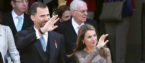Los Príncipes de Asturias saludan al pueblo en la entrega del Premio Cervantes 2012
