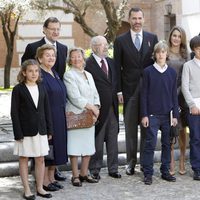 Los Príncipes Felipe y Letizia con José Manuel Caballero Bonald y su familia en el Cervantes 2012