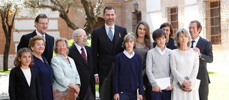 Los Príncipes Felipe y Letizia con José Manuel Caballero Bonald y su familia en el Cervantes 2012