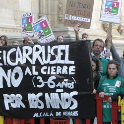 Protestas contra los recortes en la entrega del Premio Cervantes 2012