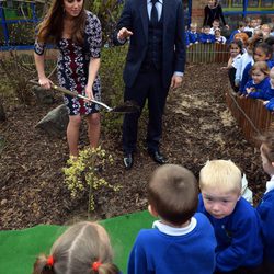 Kate Middleton planta un árbol en una escuela de Manchester