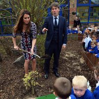 Kate Middleton planta un árbol en una escuela de Manchester