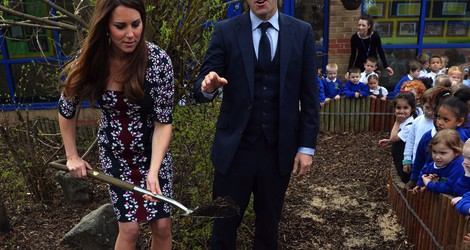Kate Middleton planta un árbol en una escuela de Manchester