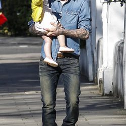 David Beckham lleva en brazos a Harper Seven por Londres