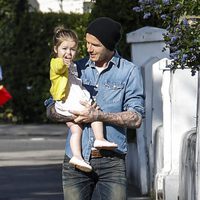 David Beckham lleva en brazos a Harper Seven por Londres